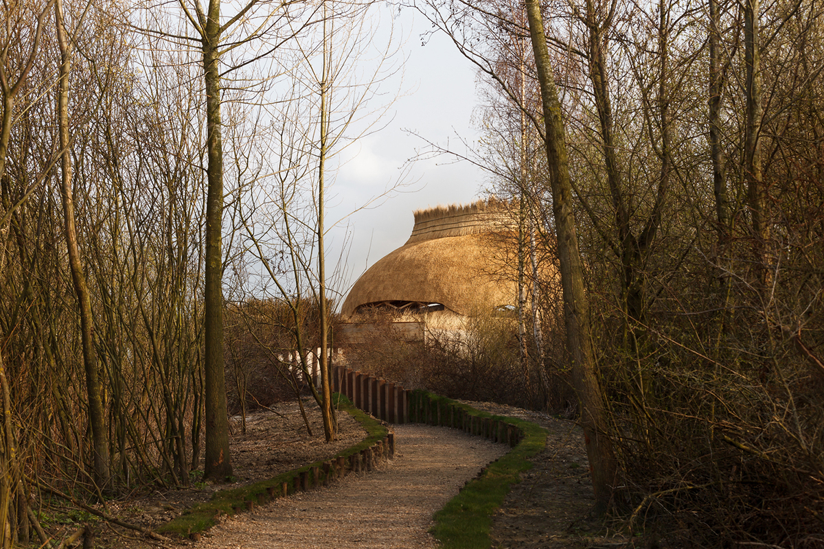 RAU architects and RO&AD Architecten built egg-shaped observatory watching bird biotope