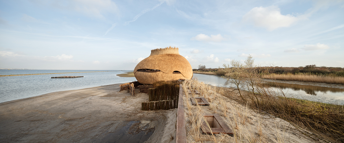 RAU architects and RO&AD Architecten built egg-shaped observatory watching bird biotope