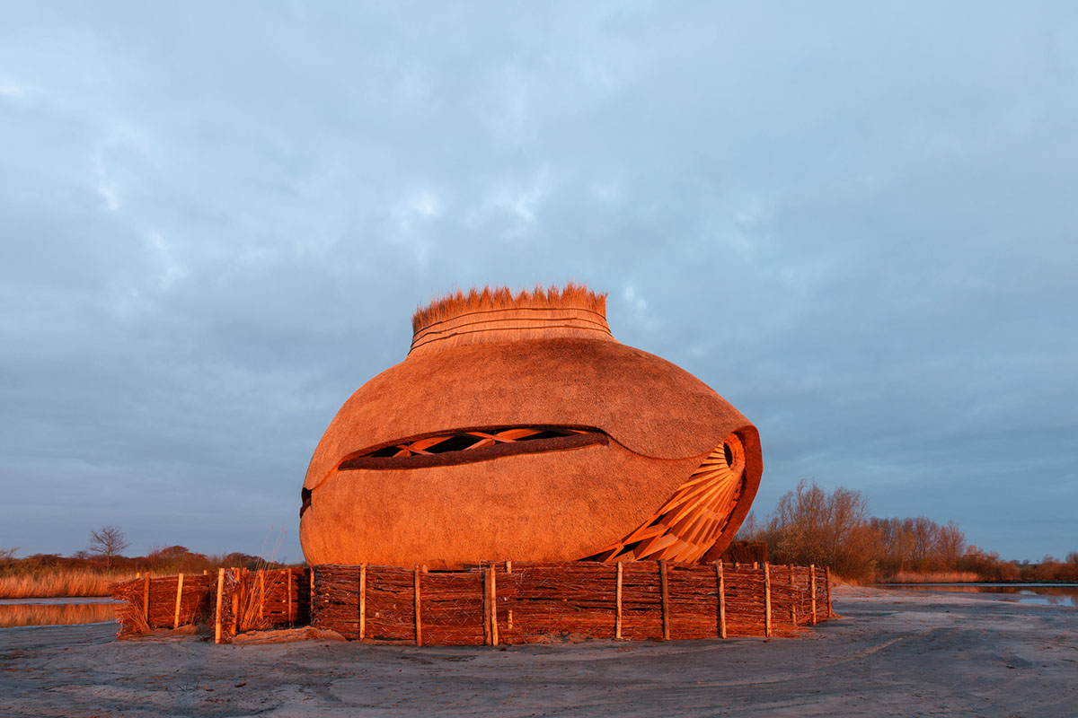 RAU architects and RO&AD Architecten built egg-shaped observatory watching bird biotope