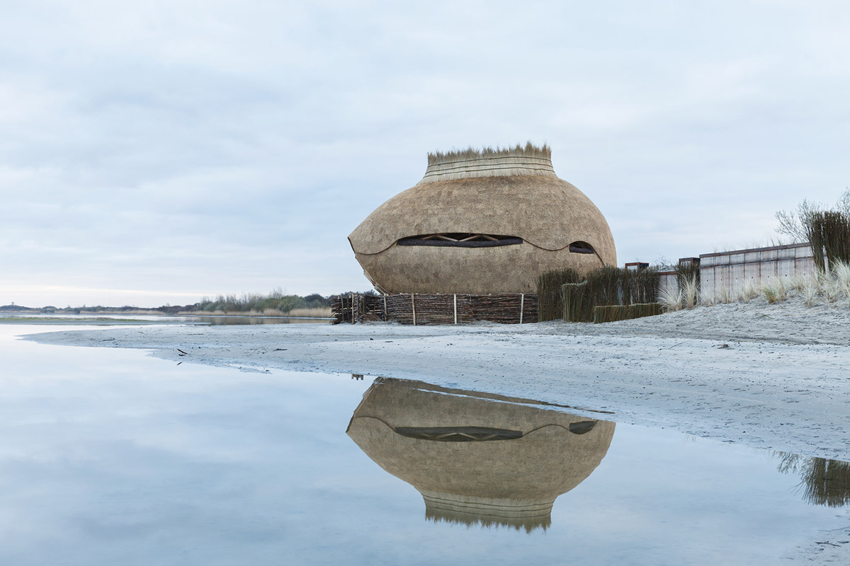 RAU architects and RO&AD Architecten built egg-shaped observatory watching bird biotope
