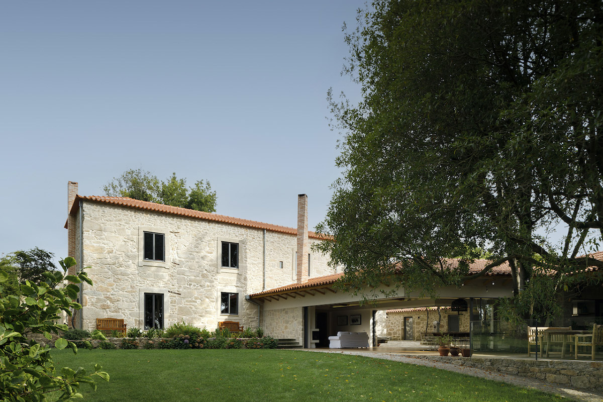 Ren Ito Architects' Casa Calçada: Subtle Restoration Blends History with Modern Comfort