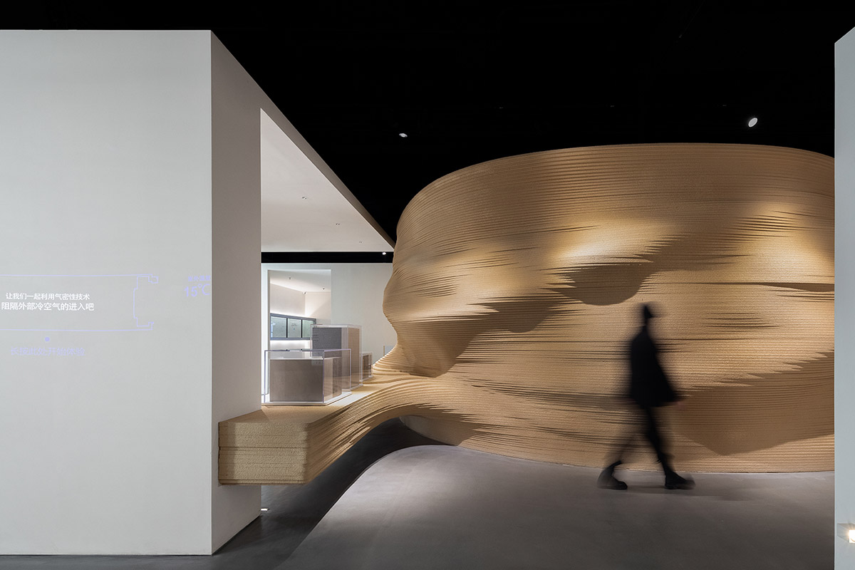 Giant free-form structure gives the feeling of 