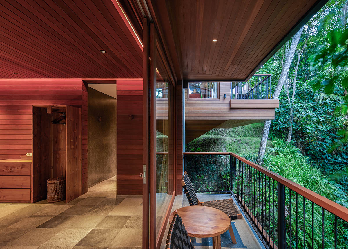Алексис Дорнье построил деревянные домики для птиц на сваях в тропическом лесу на Бали.