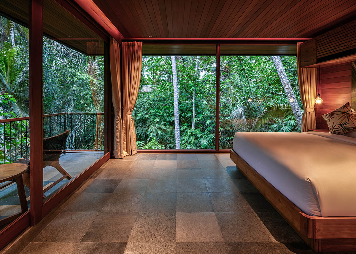 Алексис Дорнье построил деревянные домики для птиц на сваях в тропическом лесу на Бали.