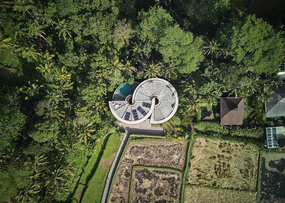 The Loop by Alexis Dornier embraces fluid movement and ever-changing vantage points in Bali's jungle
