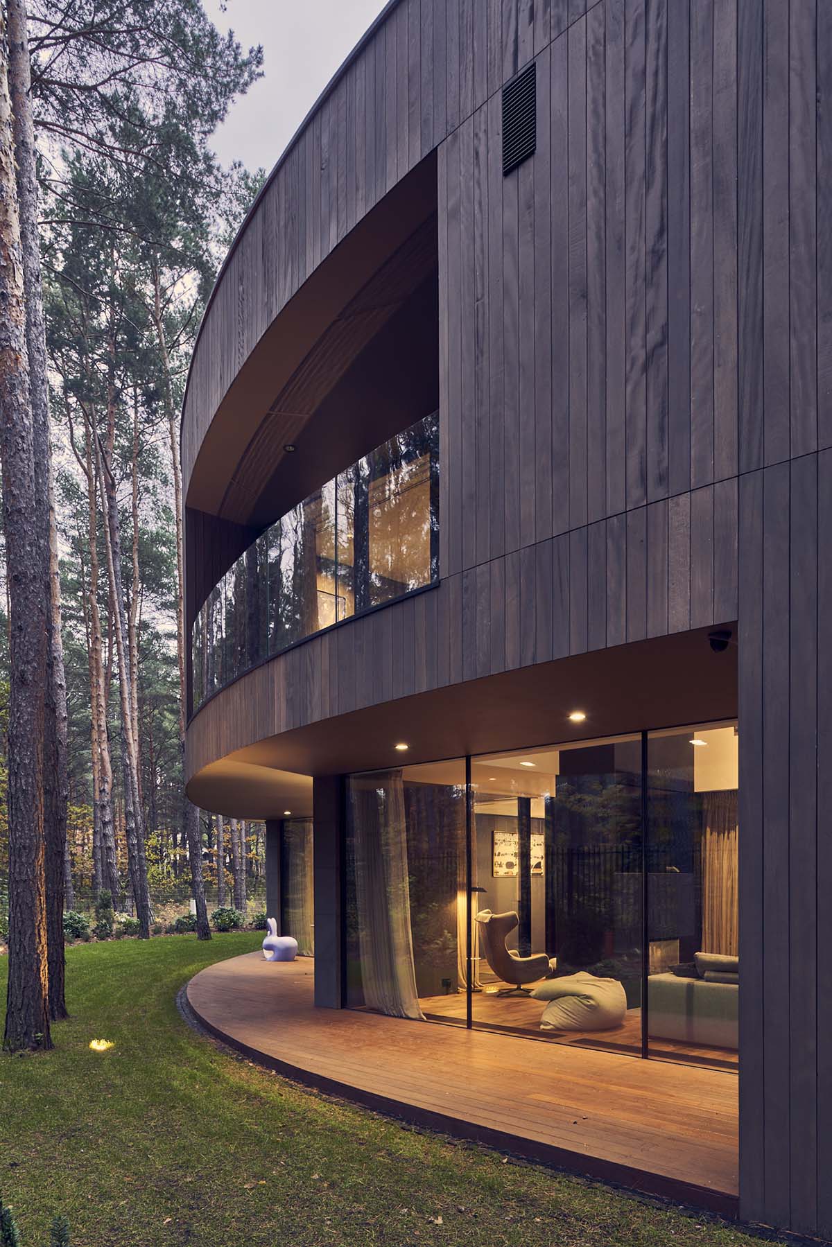 Przemek Olczyk Mobius Architekci completes circle wood house in a pine forest of Poland