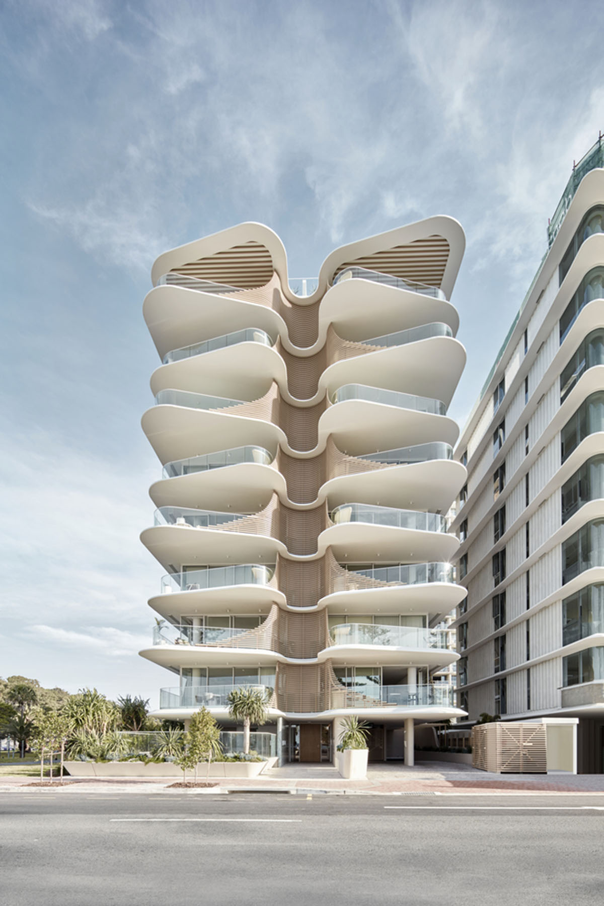 Residential building in Australia features sculptural and wavy façade inspired by Norfolk pines 