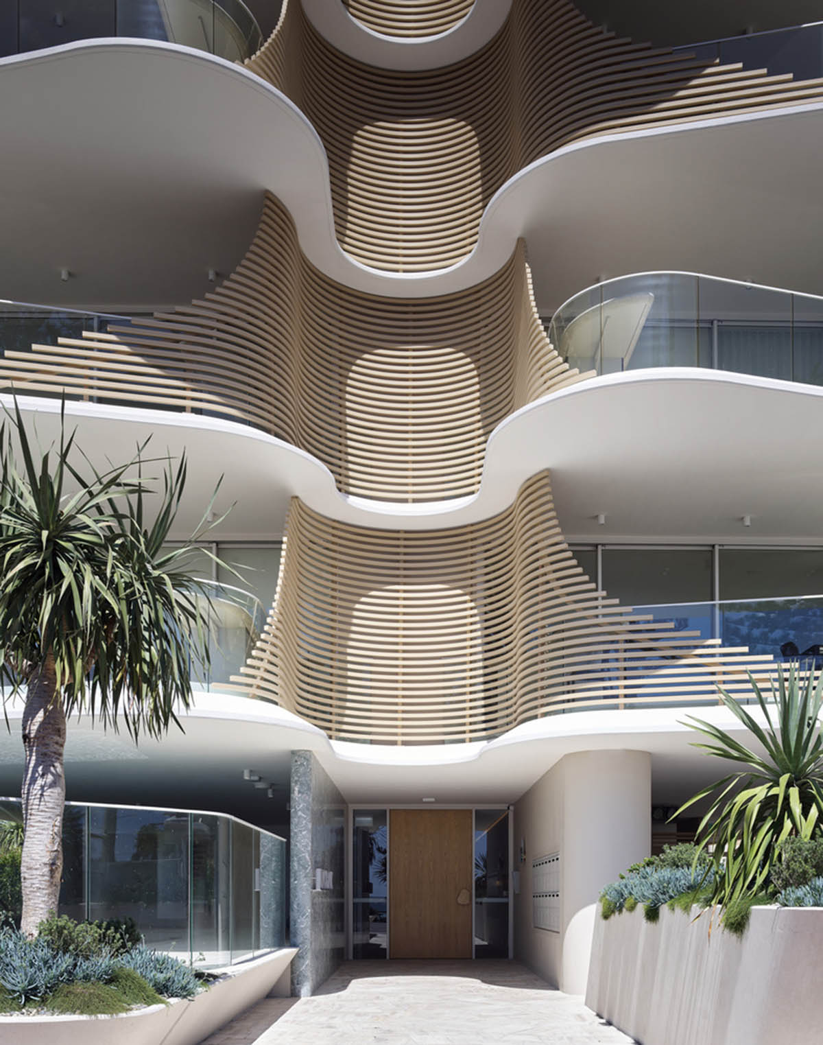 Residential building in Australia features sculptural and wavy façade inspired by Norfolk pines 