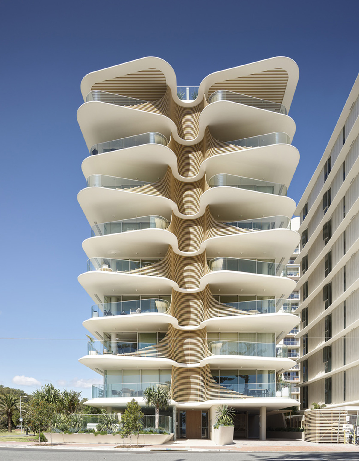 Residential building in Australia features sculptural and wavy façade inspired by Norfolk pines 