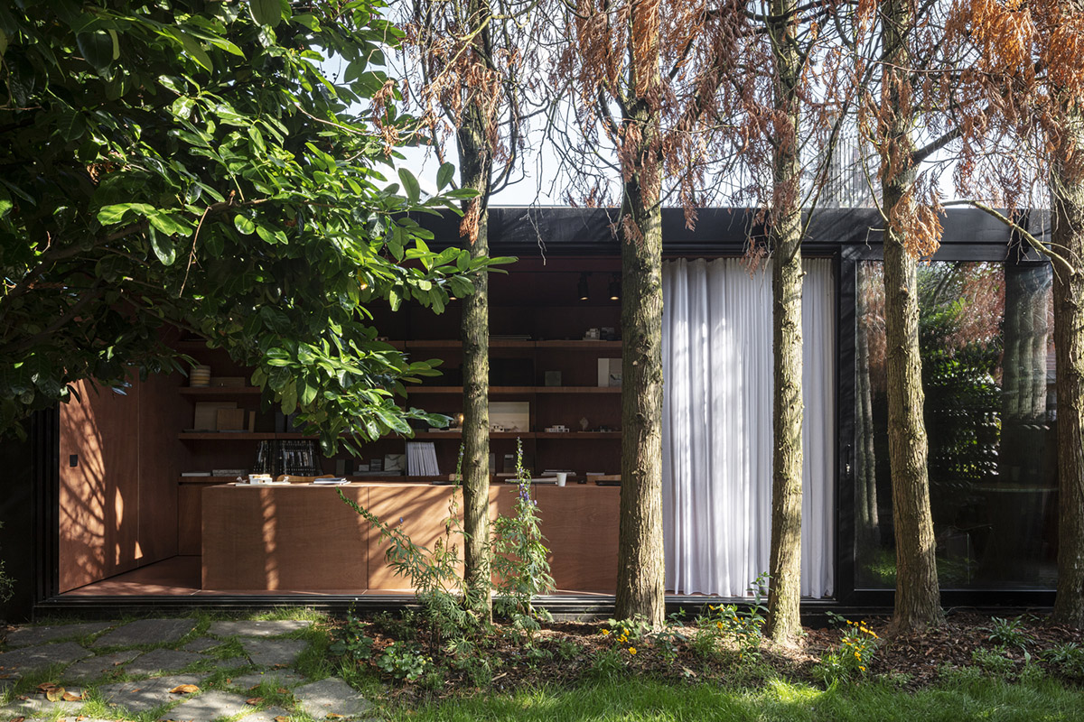 TOOP architectuur uses old shipping containers to convert them into architects' studio in Belgium