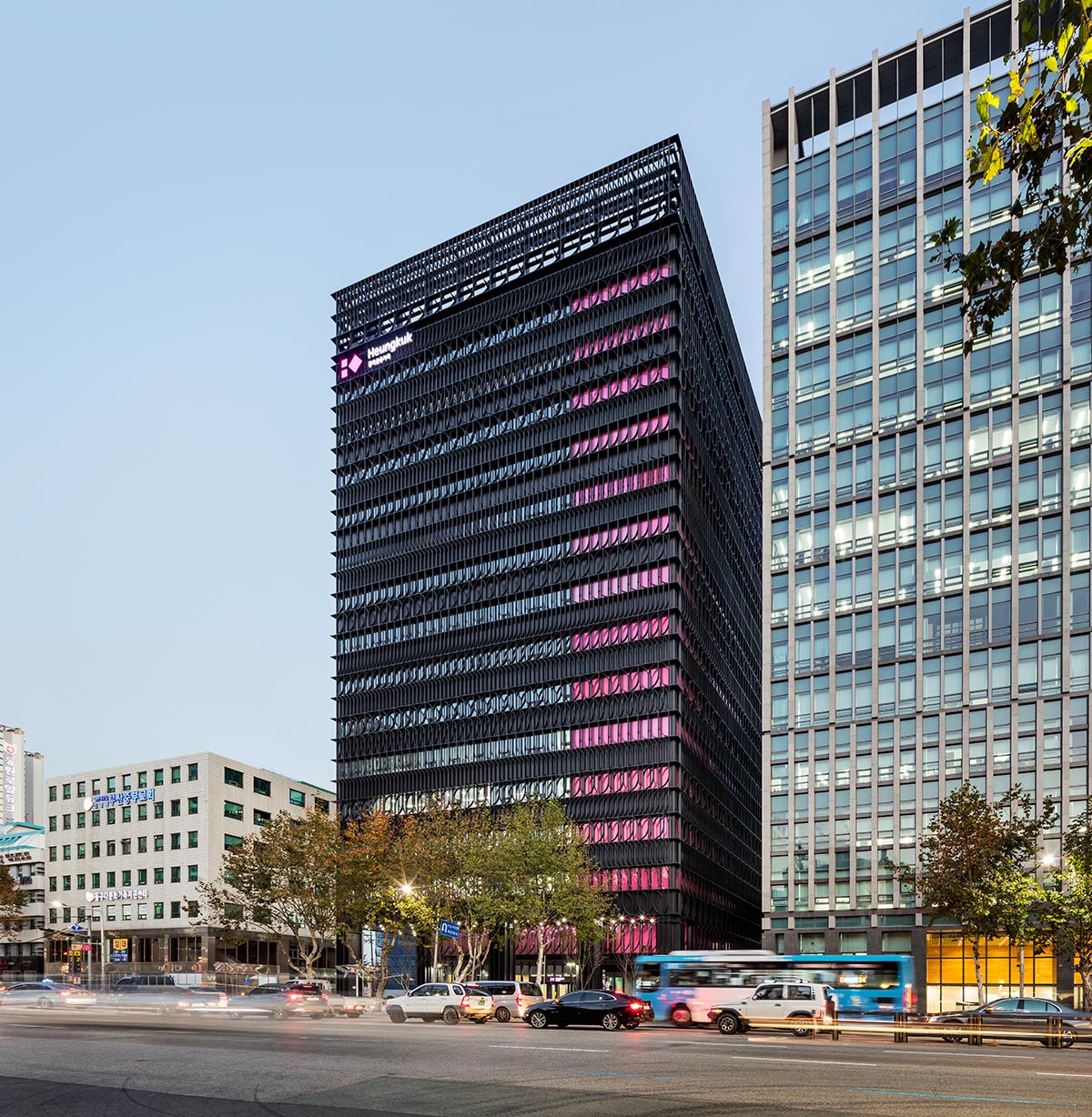 Mecanoo дополняет башню Heungkuk Tower Busan строгим черным фасадом цвета фуксии 