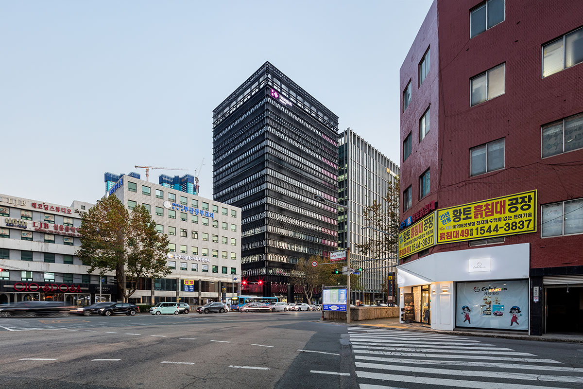 Mecanoo дополняет башню Heungkuk Tower Busan строгим черным фасадом цвета фуксии 