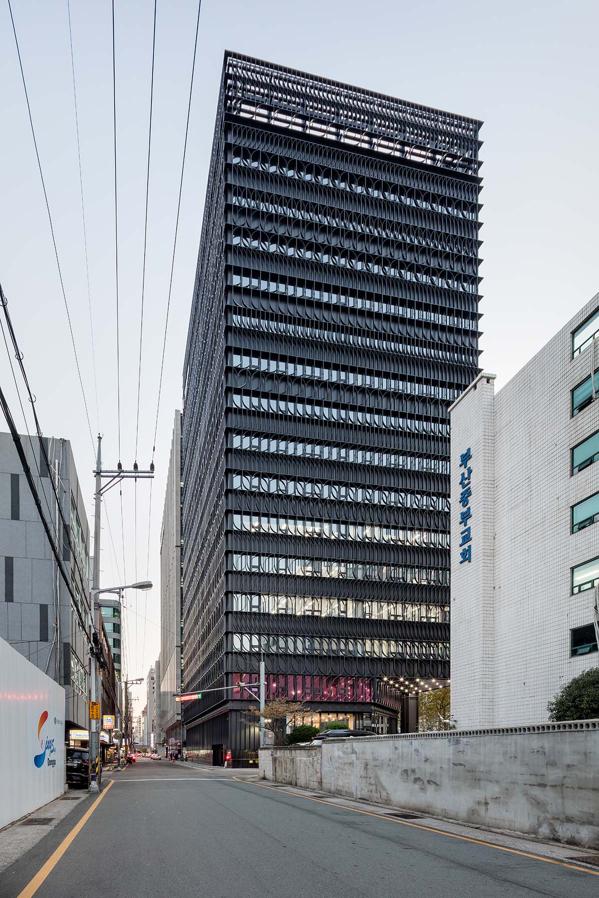Mecanoo дополняет башню Heungkuk Tower Busan черным фасадом цвета фуксии 