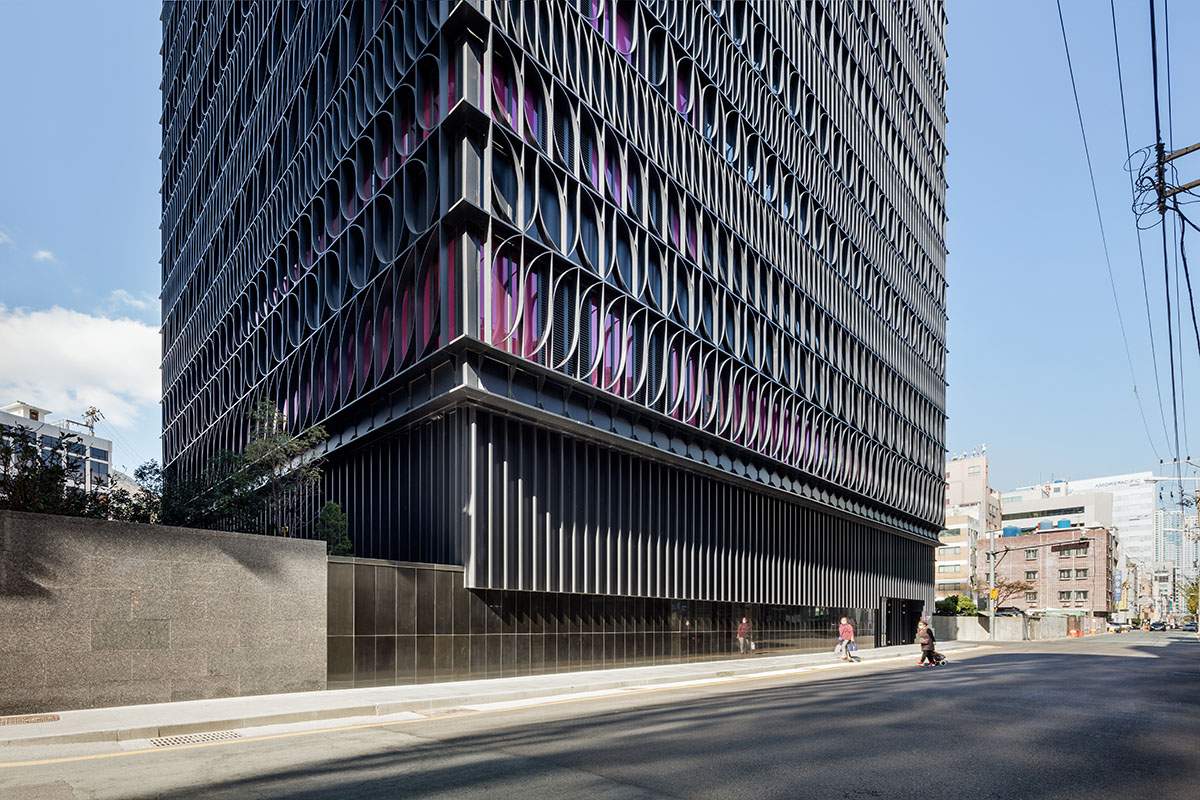 Mecanoo дополняет башню Heungkuk Tower Busan строгим черным фасадом цвета фуксии 