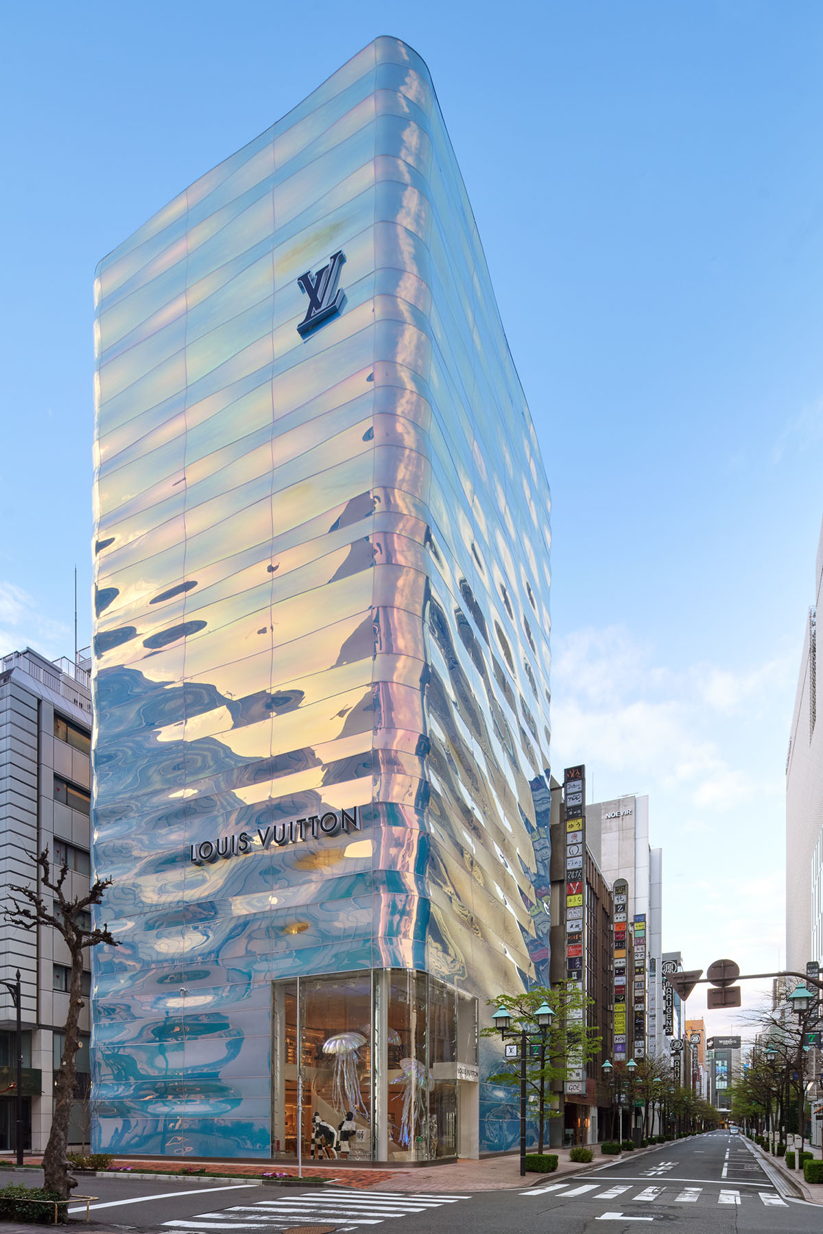 Jun Aoki and Peter Marino redesign Louis Vuitton's Ginza Namiki Store with  rippling façade in Tokyo