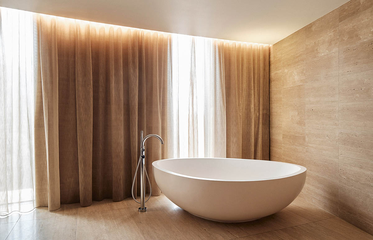 Wood Marsh completes sinuous resort anchored on hand-built locally sourced stone plinth in Australia