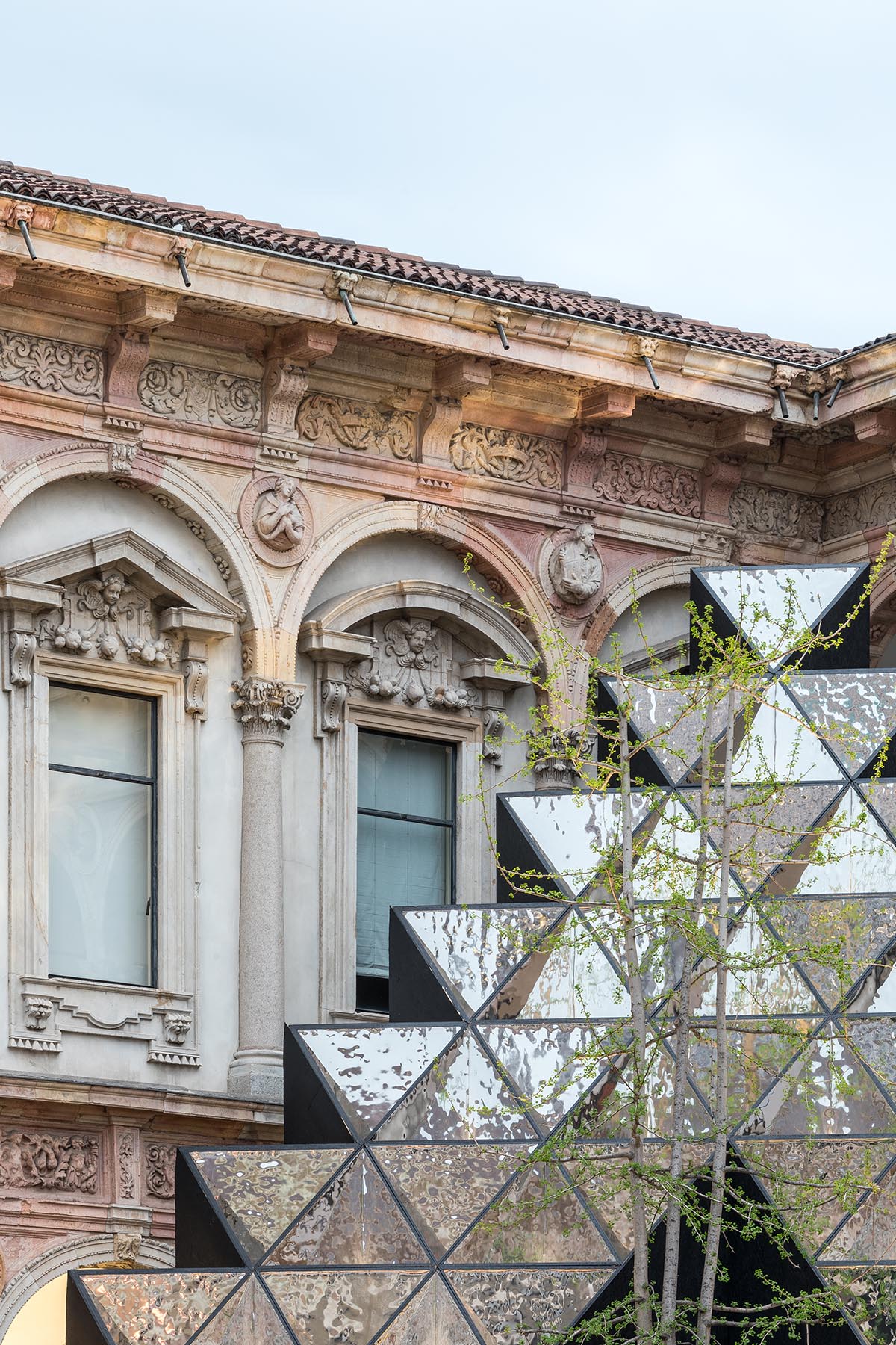 Labics built an installation that insists on reversing the point of view in Milan