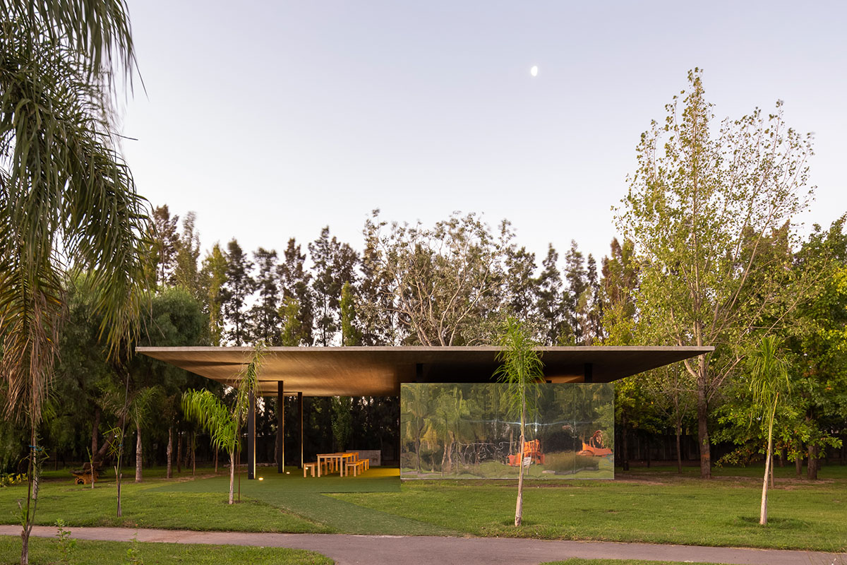 Пабло Гальярдо построил павильон с тонкой крышей и зеркальной коробкой в ​​Аргентине. 