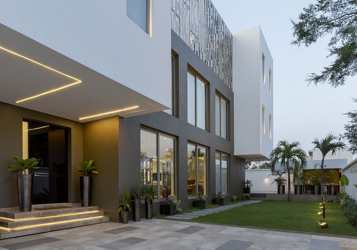cmDesign Atelier built family house with crisp lines, geometric patterns and solid walls in Lagos 