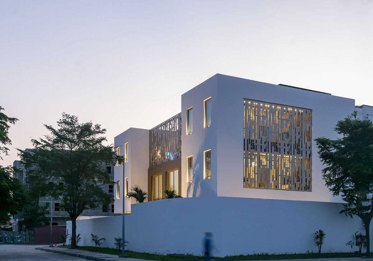 cmDesign Atelier built family house with crisp lines, geometric patterns and solid walls in Lagos 