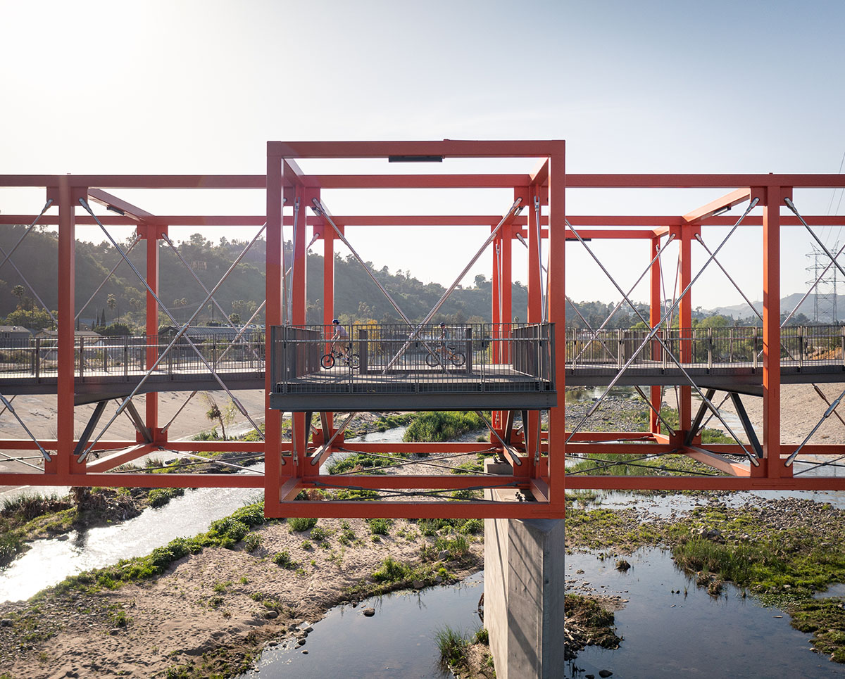 SPF:architects completes bicycle and pedestrian bridge with orange steel boxes on Los Angeles river  