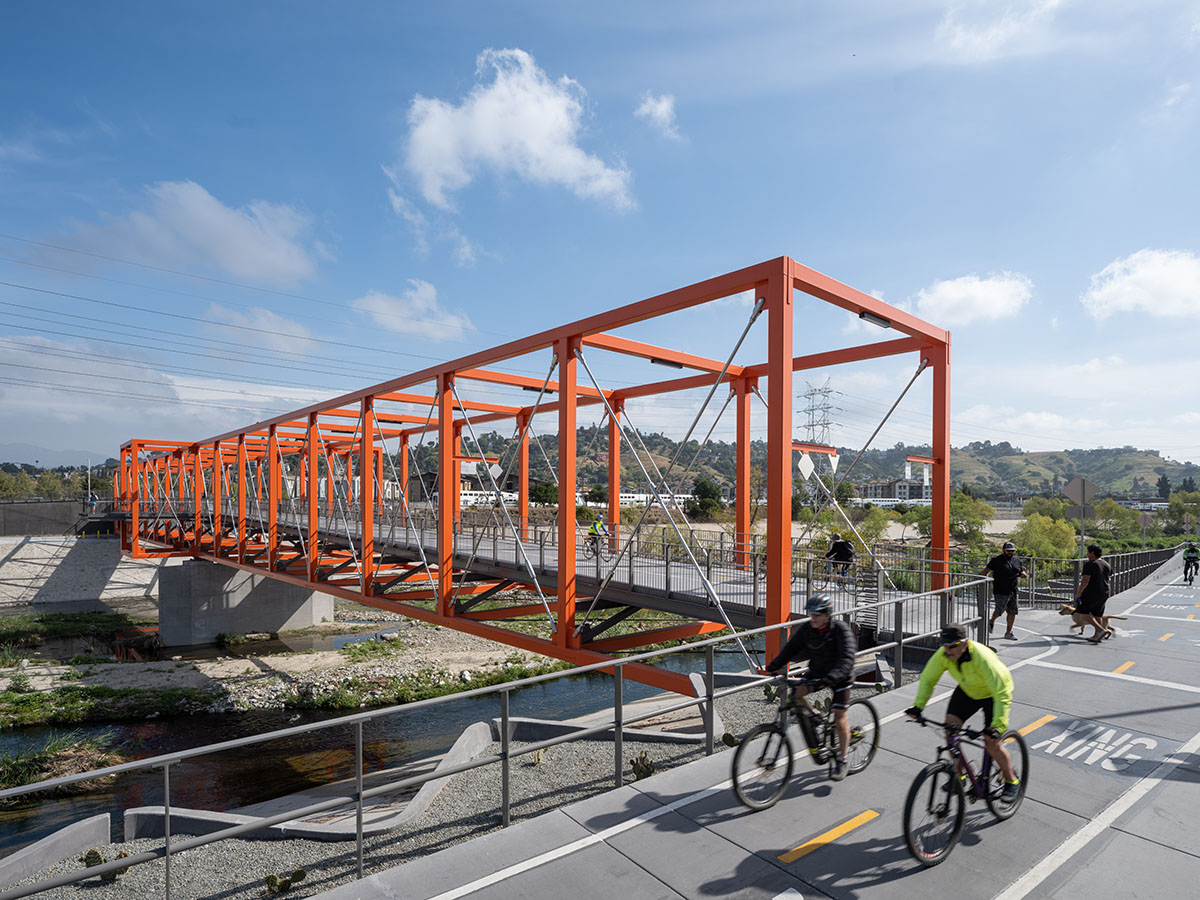 SPF:architects completes bicycle and pedestrian bridge with orange steel boxes on Los Angeles river  