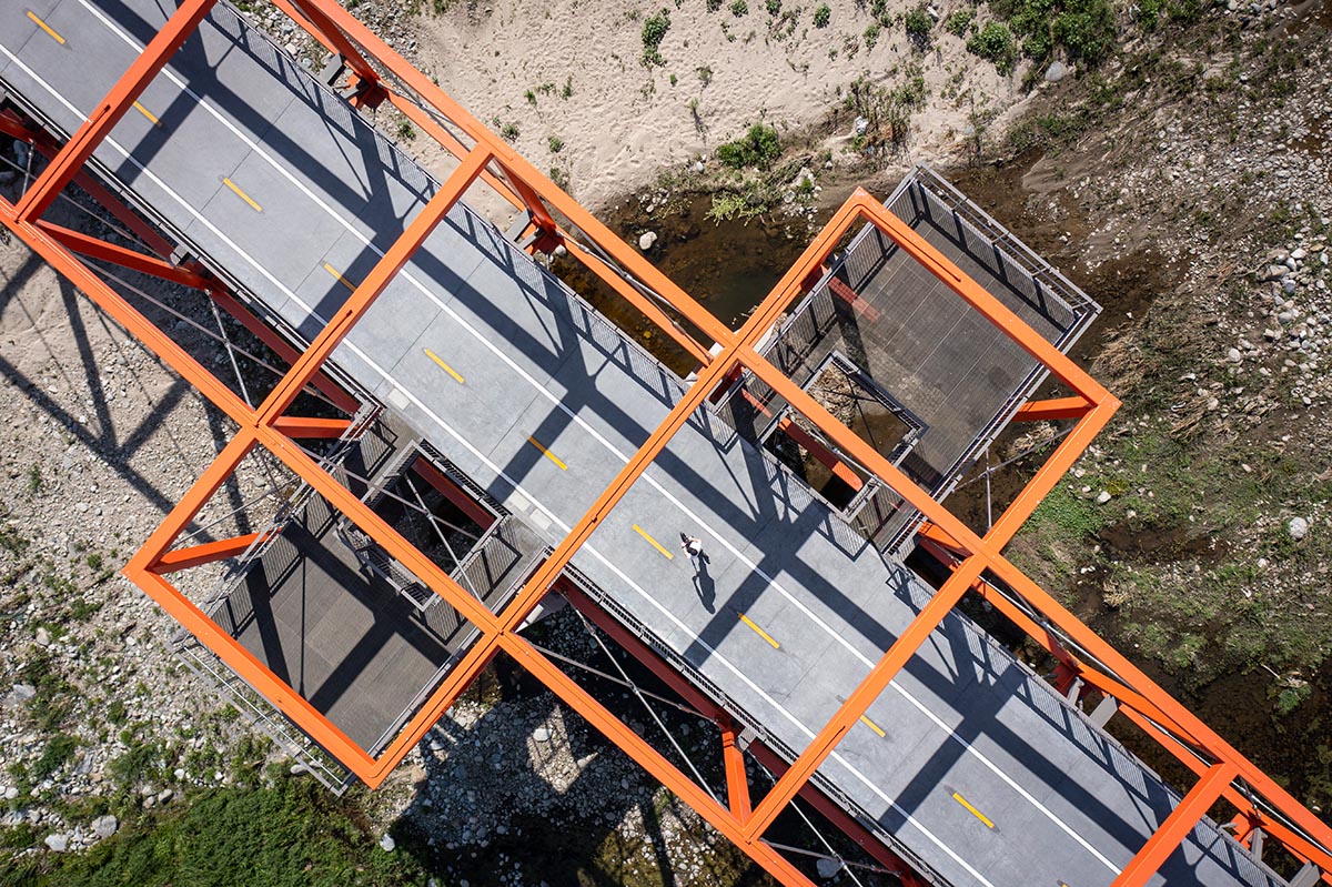 SPF:architects completes bicycle and pedestrian bridge with orange steel boxes on Los Angeles river  