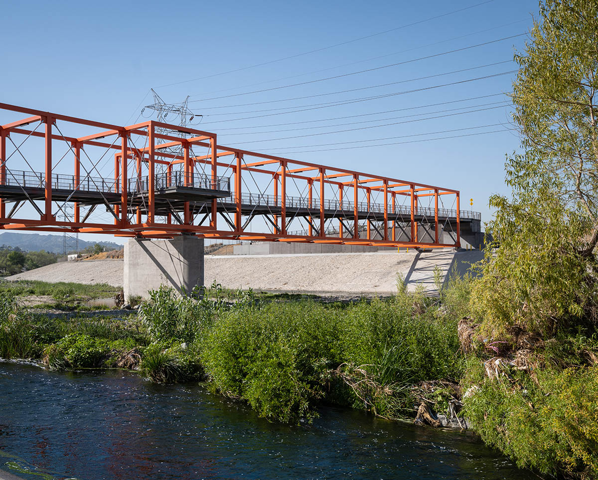 SPF:architects completes bicycle and pedestrian bridge with orange steel boxes on Los Angeles river  