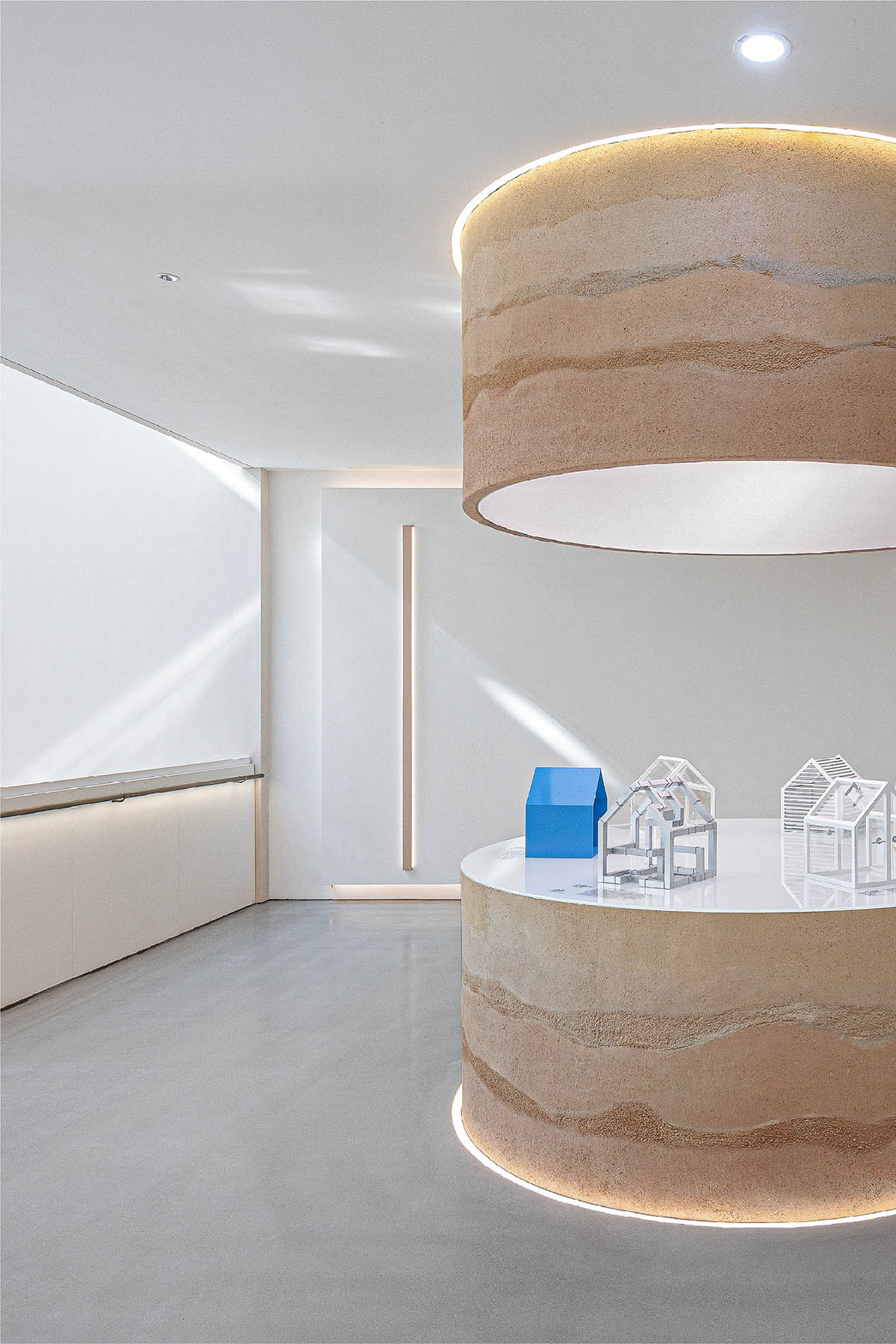 Giant free-form structure gives the feeling of 