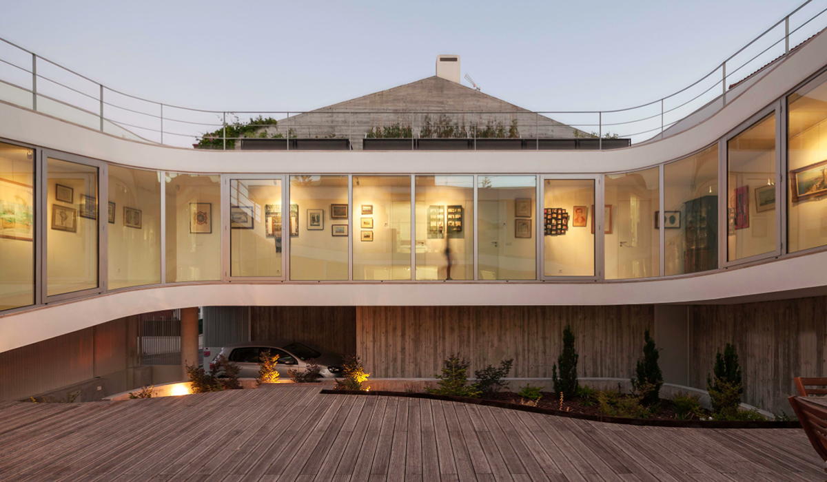 Antonio Costa Lima designs continuous inner gallery in Portugese house to overcome windowless fa&ccedil;ade