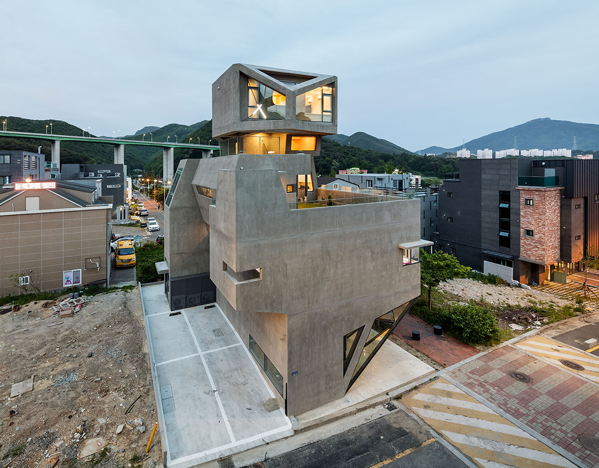 Moon Hoon completes owl-shaped housing in South Korea