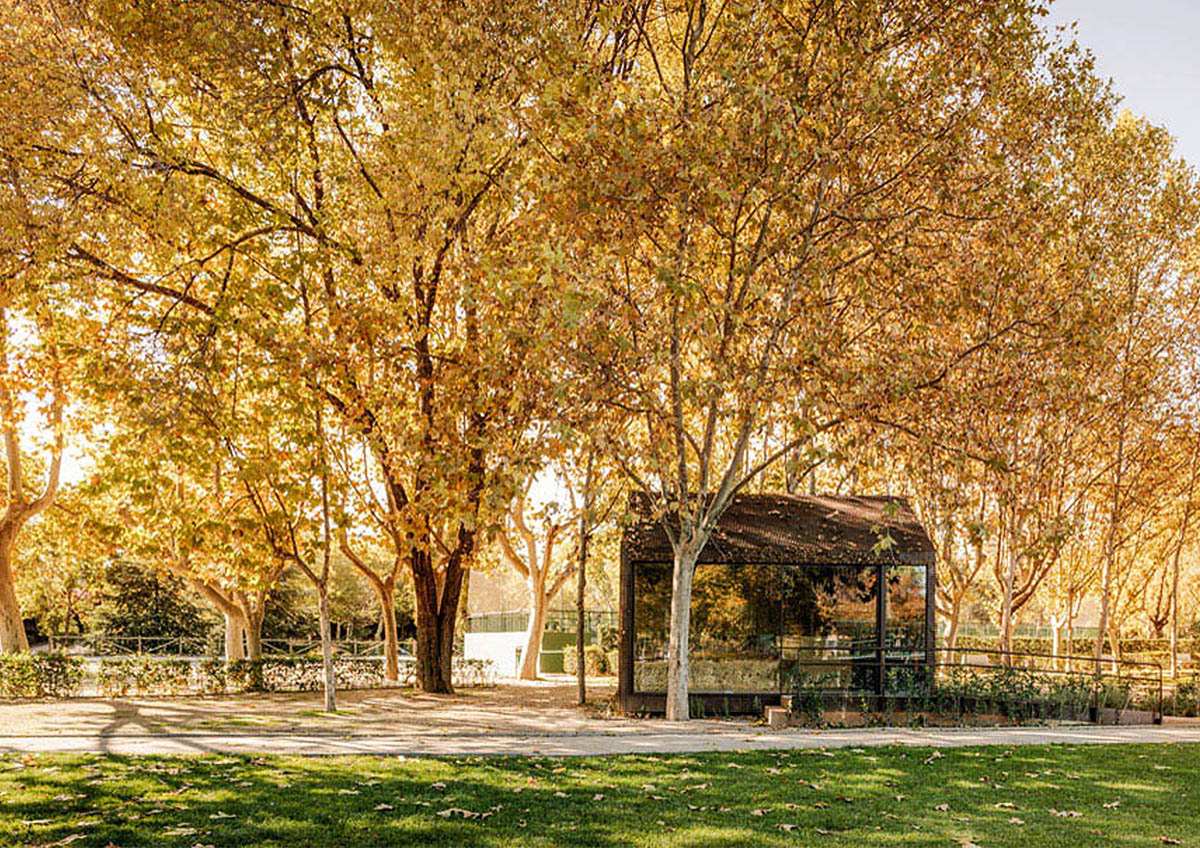 Beta.&Oslash; covers tennis and school buildings with varnished steel sheets and mesh to mimic the landscape