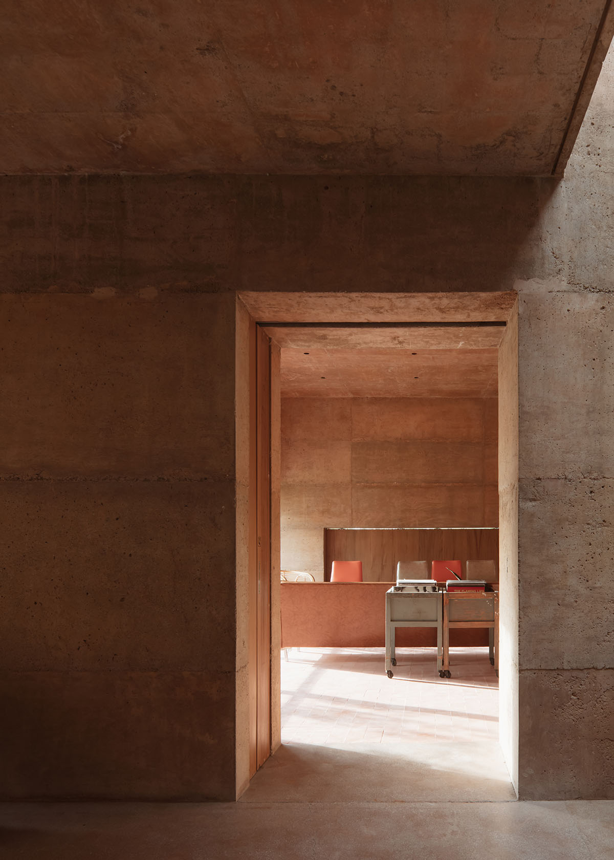 Casa Tejocote features intertwined volumes with pigmented concrete and tepetate colors in Mexico