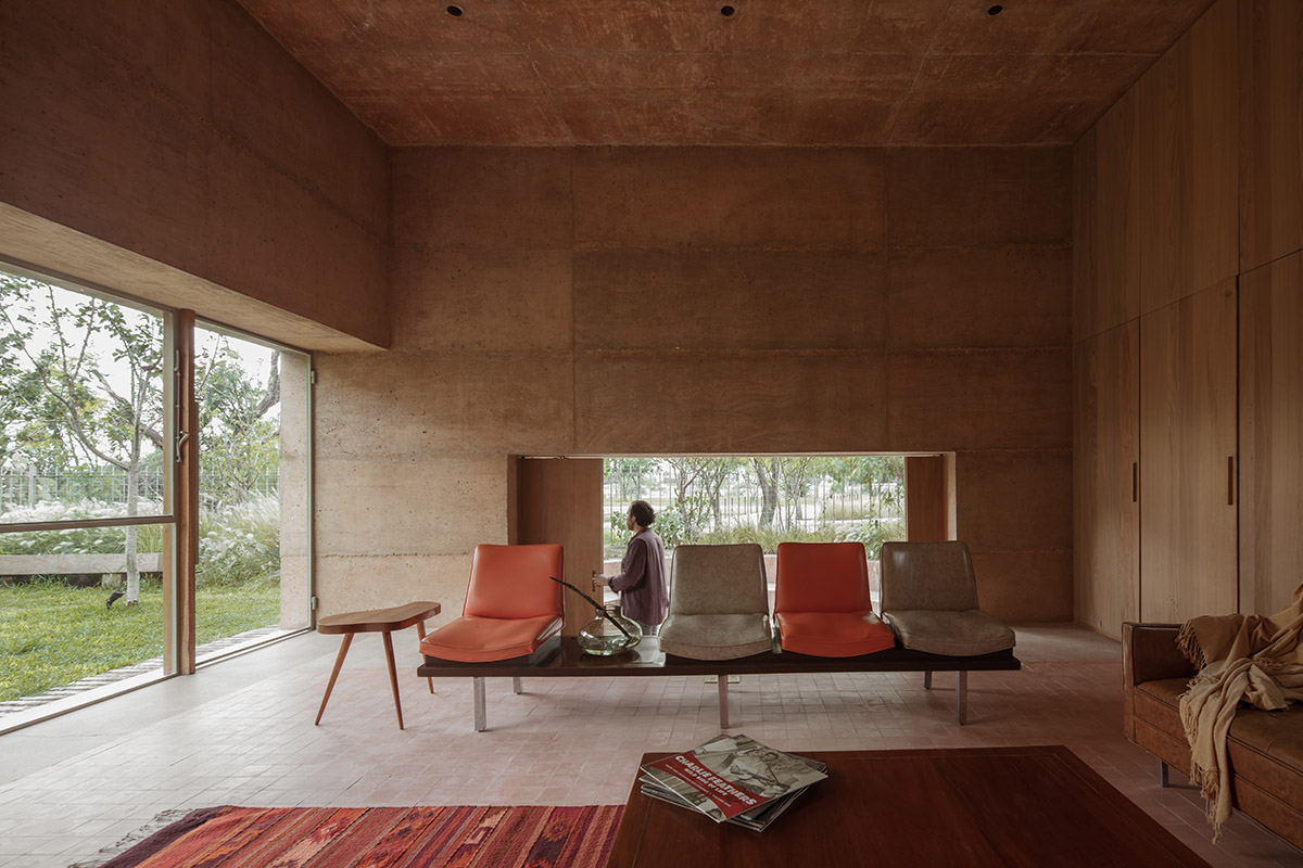 Casa Tejocote features intertwined volumes with pigmented concrete and tepetate colors in Mexico