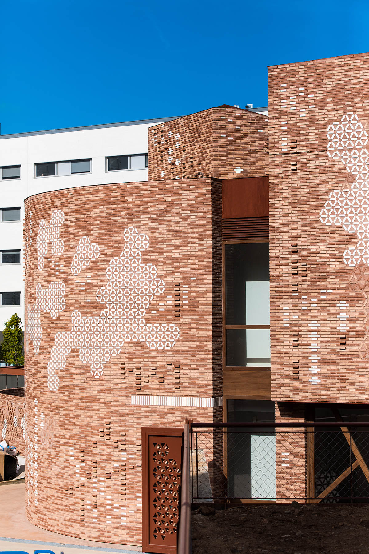 Miralles Tagliabue EMBT completes Maggie's new caring center with textured brick facade in Barcelona