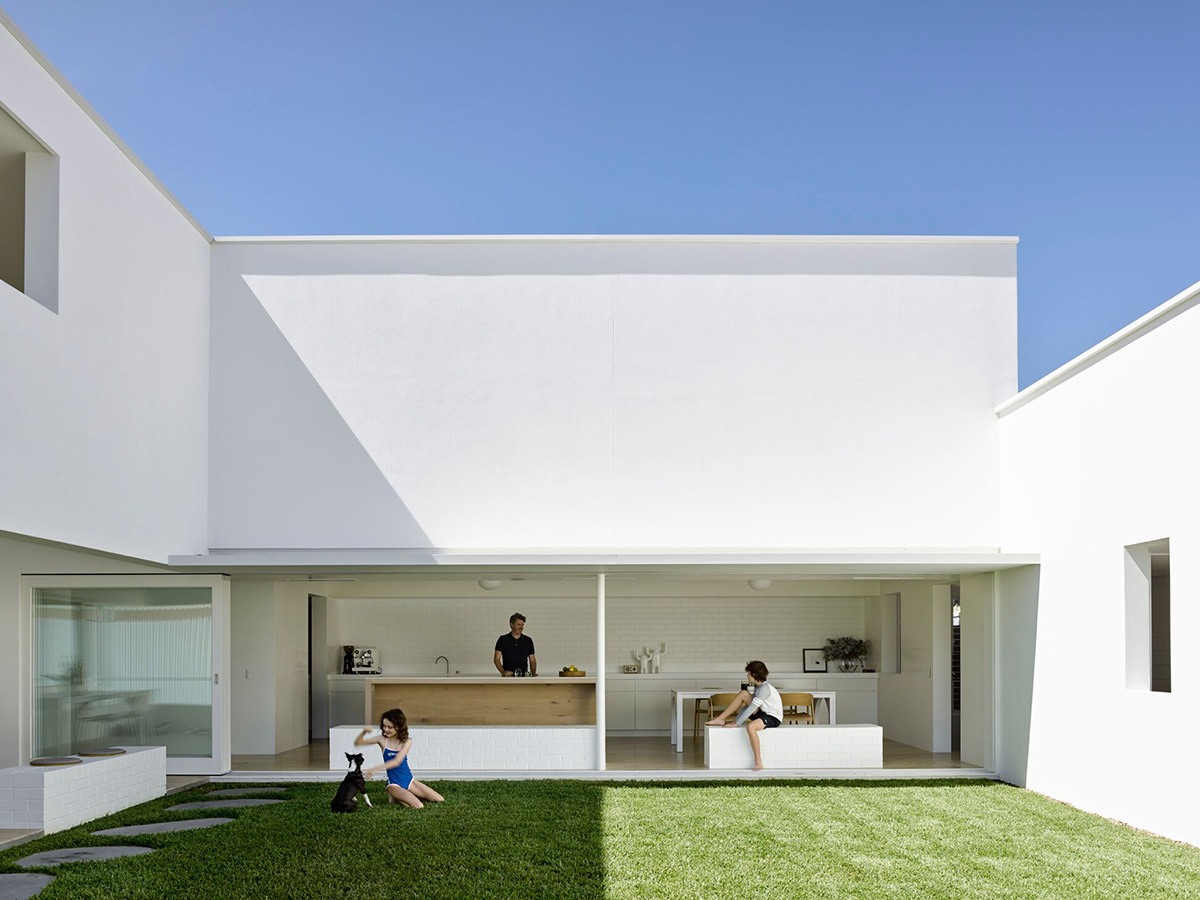 B&B Residence designed as a symbol of Australian modern architecture inside a Queenslander Cottage