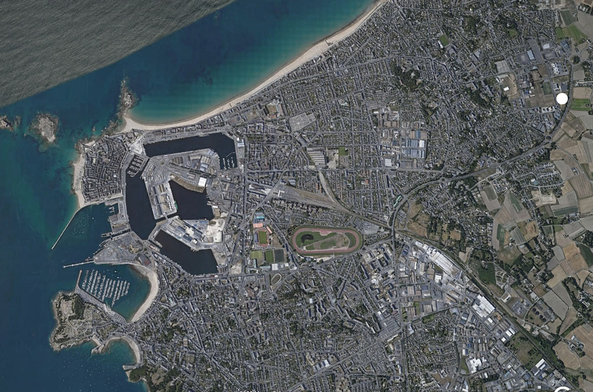 ALTA built La Providence high school with all-white volume and V-shaped columns in France