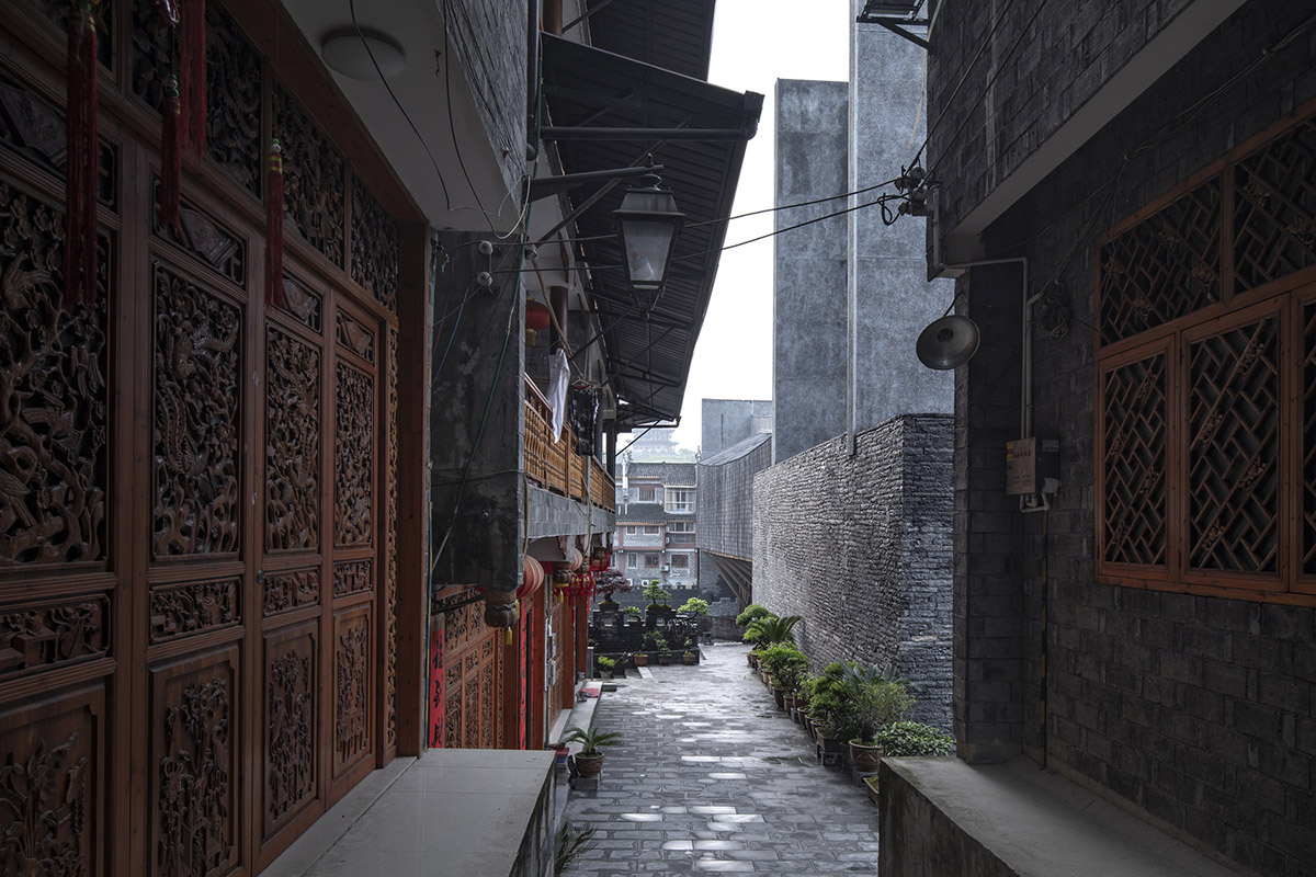 Atelier FCJZ transforms former pedestrian bridge into a bridged art museum in China