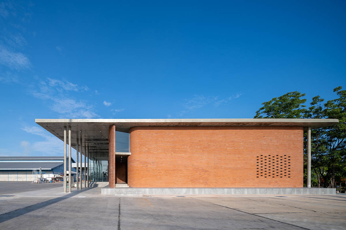 PHTAA living design completes Lorpoonphol Rice Mill Office featuring zig-zag brick wall in Thailand