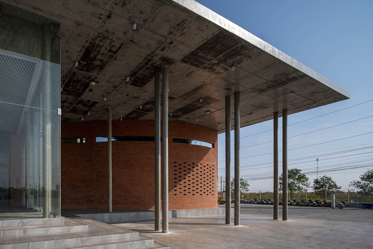 PHTAA living design completes Lorpoonphol Rice Mill Office featuring zig-zag brick wall in Thailand