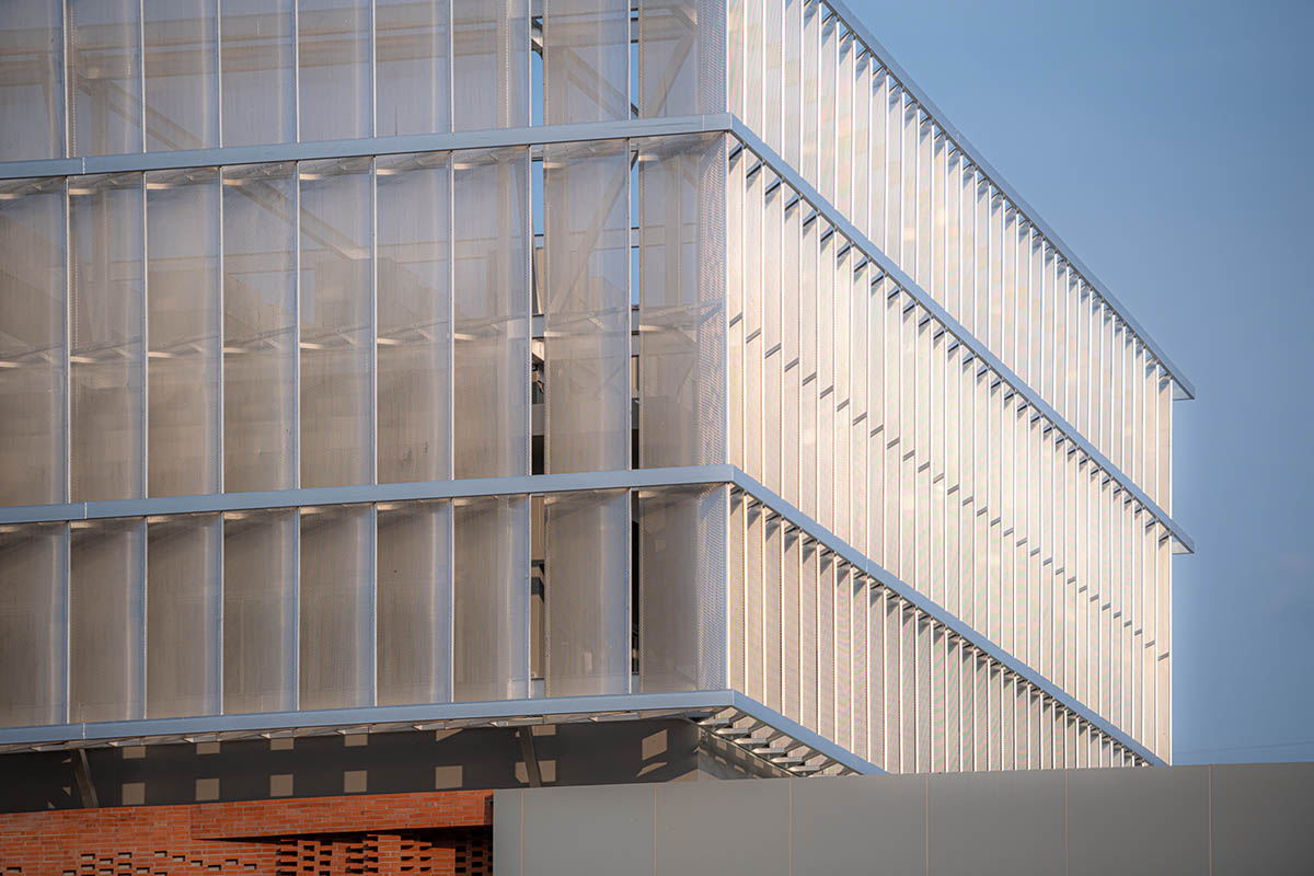 PHTAA living design completes Lorpoonphol Rice Mill Office featuring zig-zag brick wall in Thailand