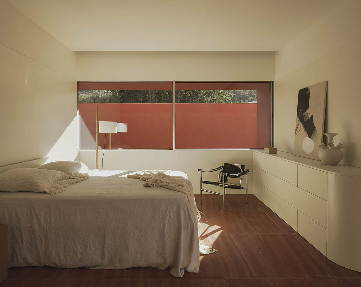 Balzar Arquitectos built a family home framed by bold red hues, shades, openings in Valencia 