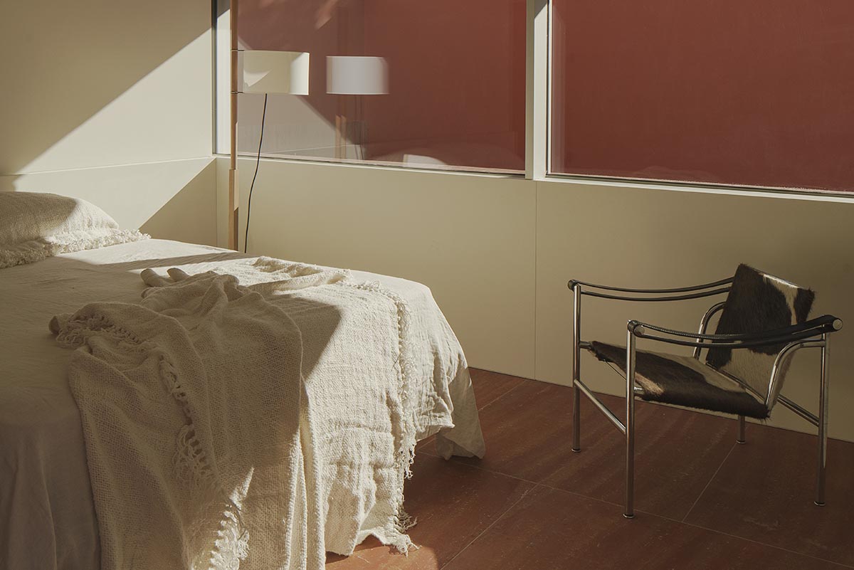 Balzar Arquitectos built a family home framed by bold red hues, shades, openings in Valencia 