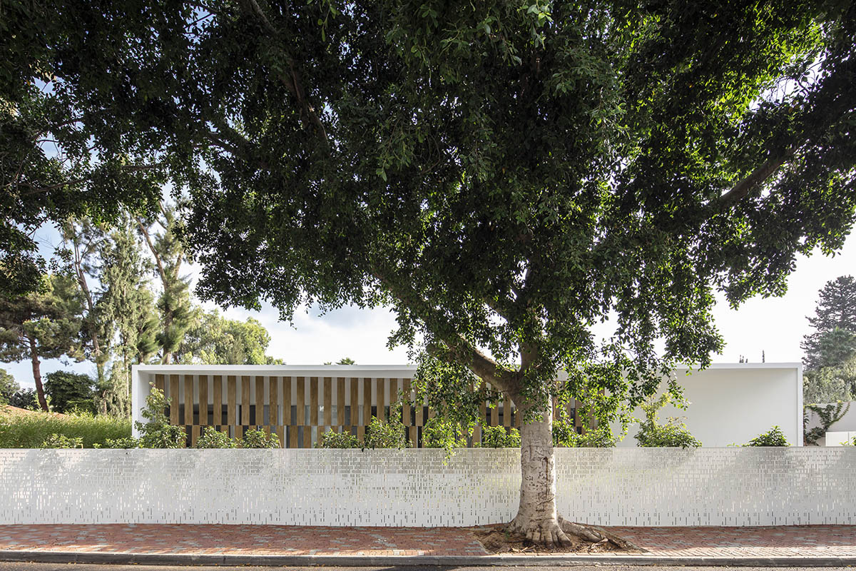 Large sunken yard defines the program of Split House designed by Pitsou Kedem Architects in Israel