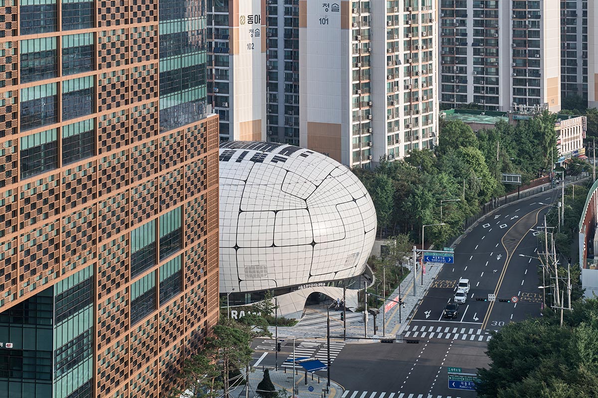 Melike Altınışık Architects completes the world's first pioneer robot & AI museum in Seoul