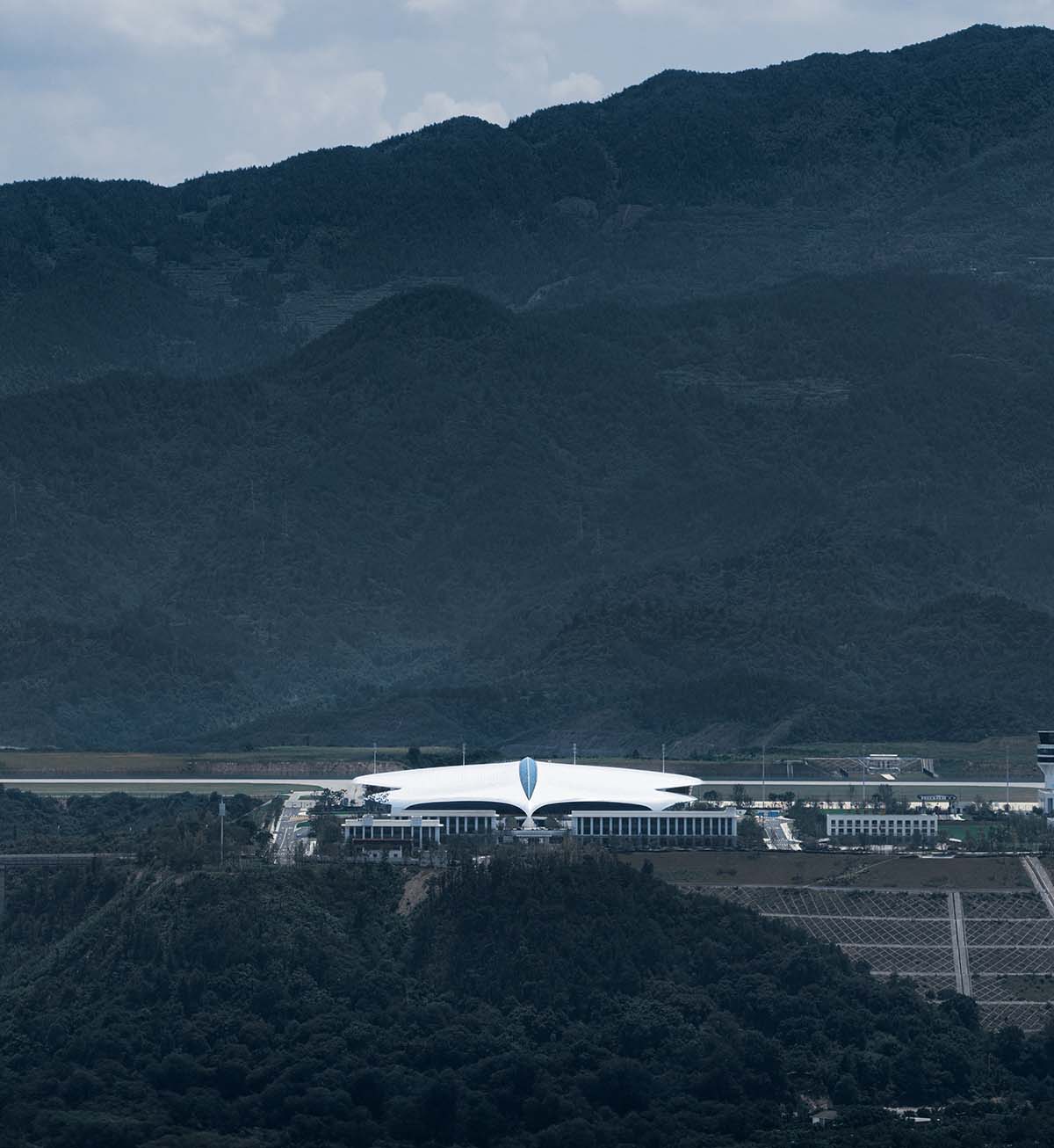 MAD completes a tranquil white bird-shaped airport in the wilderness of Lishui, China