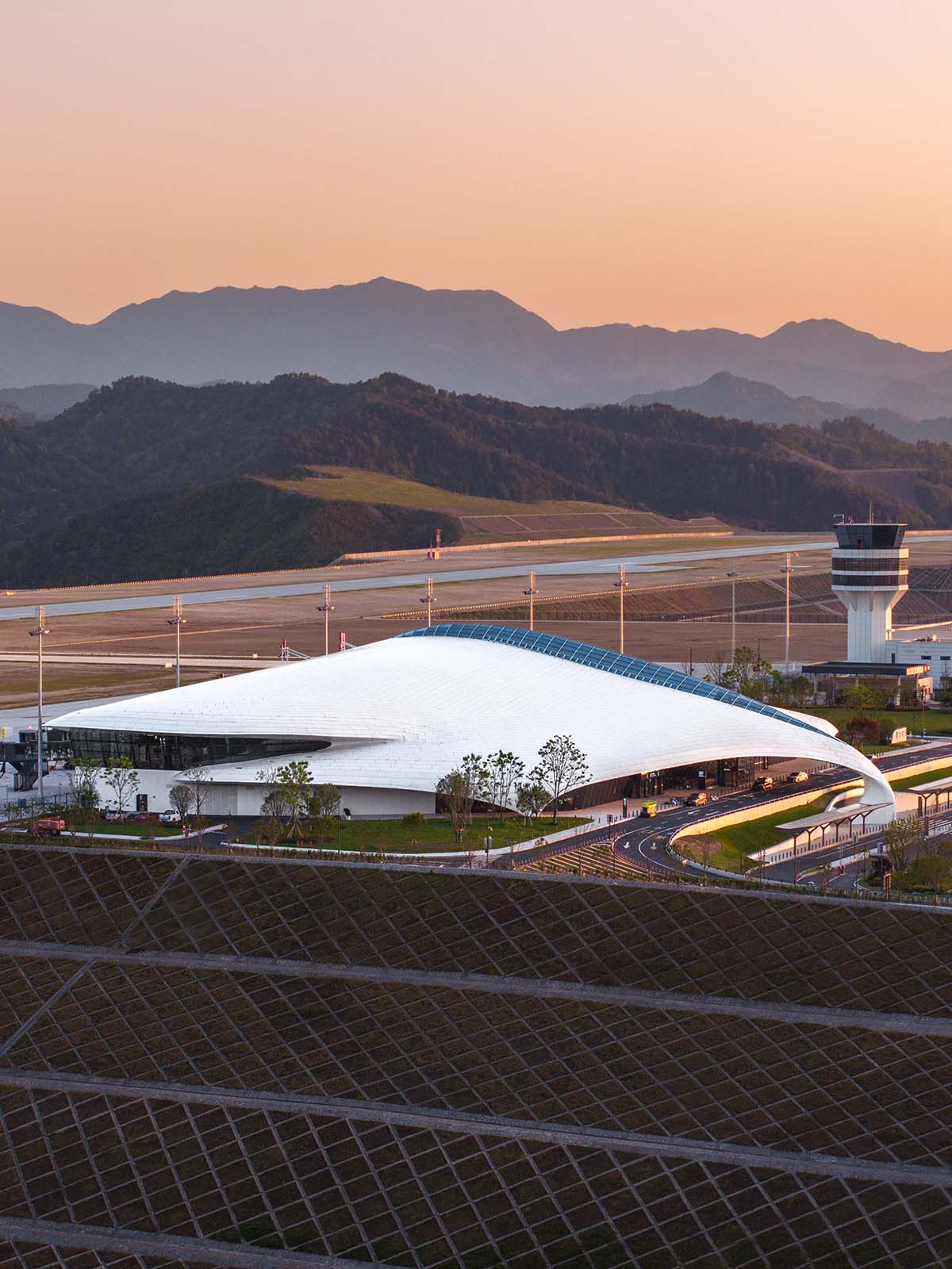 MAD completes a tranquil white bird-shaped airport in the wilderness of Lishui, China