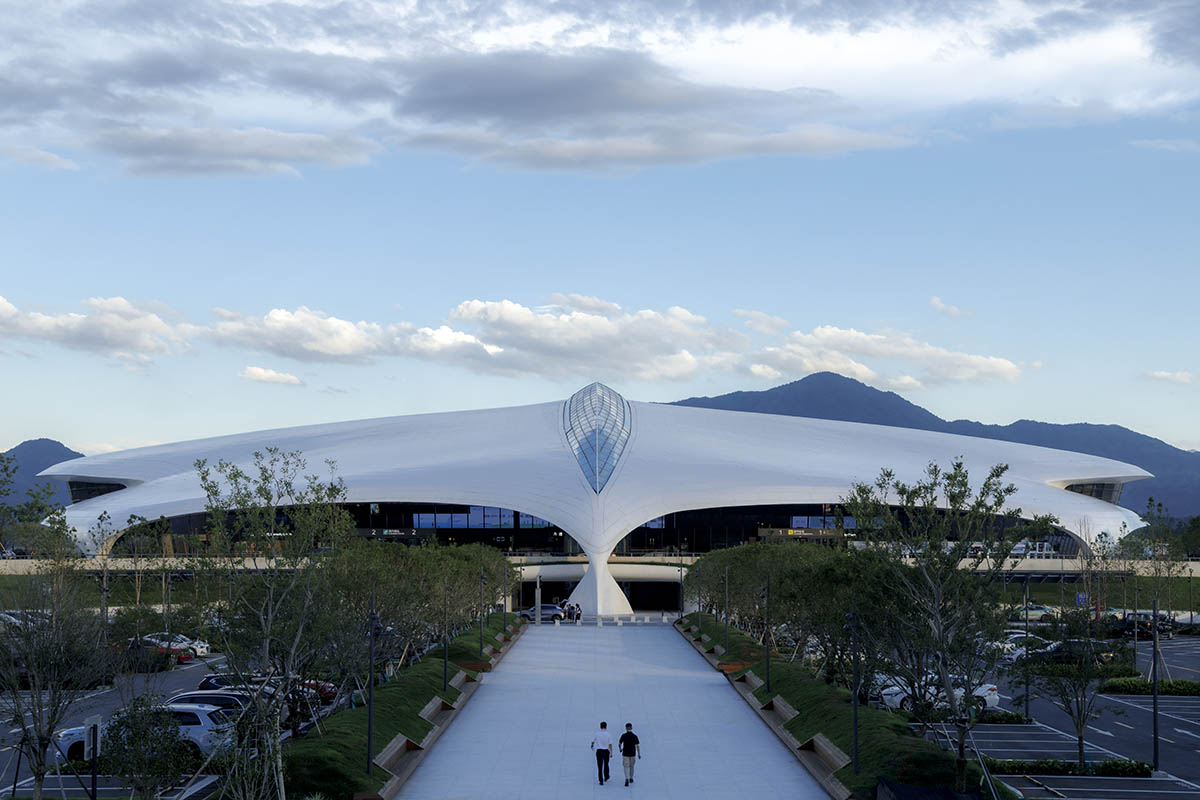 MAD completes a tranquil white bird-shaped airport in the wilderness of Lishui, China