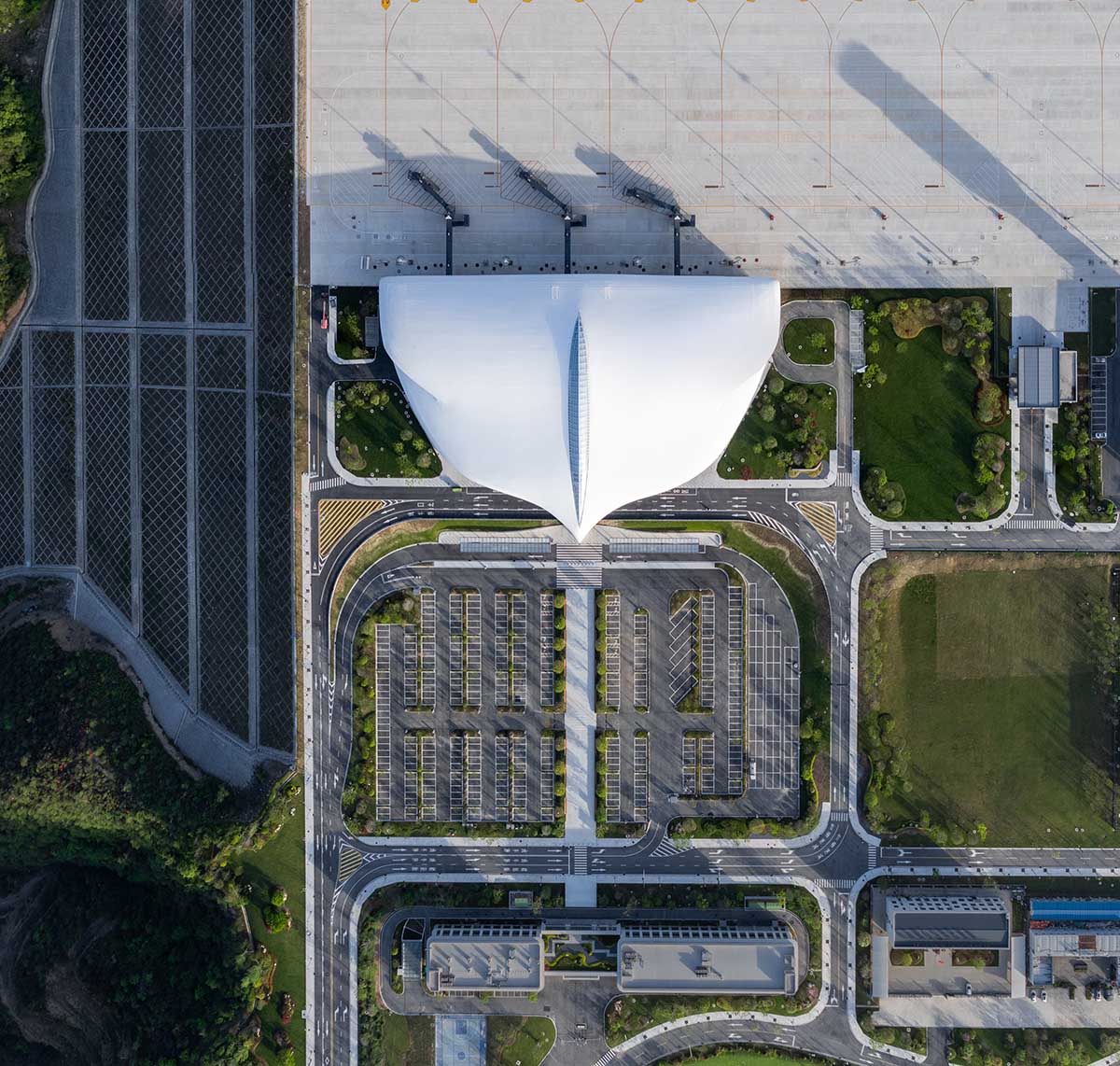 MAD completes a tranquil white bird-shaped airport in the wilderness of Lishui, China