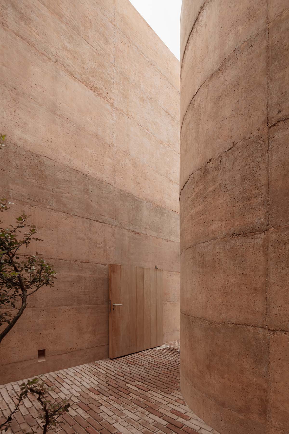 Casa Tejocote features intertwined volumes with pigmented concrete and tepetate colors in Mexico